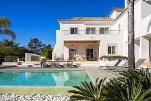 Modern Quinta do Lago villa with pool. Close to beach. W140 - 5