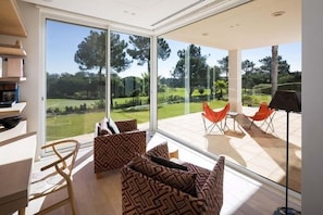 Modern Quinta do Lago villa with pool. Close to beach. W140 - 3