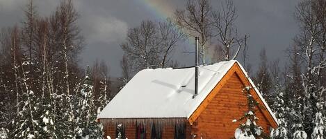 Welcome home! Beautiful in every season, and less than 2 minutes from the ski slopes. And if you prefer not to leave the home, there are a few miles of walking/snowshoeing trails right on site, meandering between red spruce forests, maple groves, river frontage and wetlands with beautiful mountain views. Ponds, streams, all on site! And even a few beach areas on the popular Ammonoosuc river!