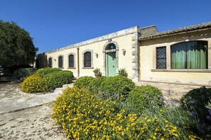 Building Exterior, Outdoor