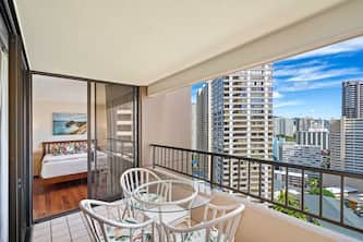 Monthly Discovery Bay 2407 1 Bedroom Mountain / City Views with parking Queen Bed