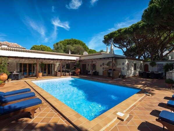 Beautiful 5 bedroom villa with heatable pool in Vale do Lobo SD109 - 1