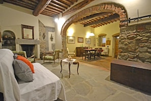 Amenities, Common Room, Dining Room, Facilities, Food, Living Room, Main Entrance, People