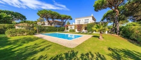 Beautiful villa in Villas Alves. Smart interior, private swimming pool and large garden ES39 - 1