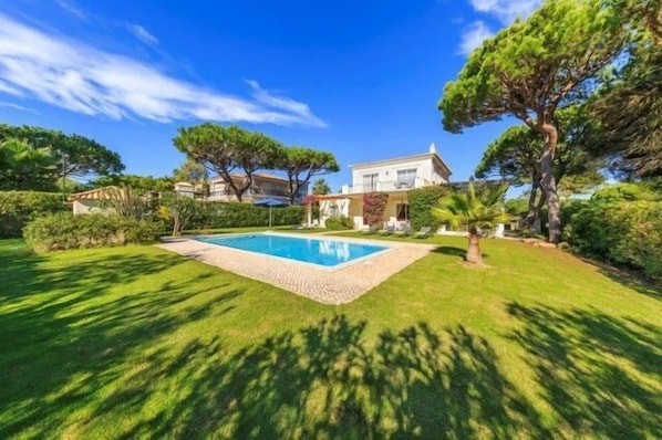 Beautiful villa in Villas Alves. Smart interior, private swimming pool and large garden ES39 - 1