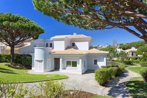 Refurbished and modern 3 bedroom villa in Vale do Lobo. Short walk to beach and Praca. j129 - 2