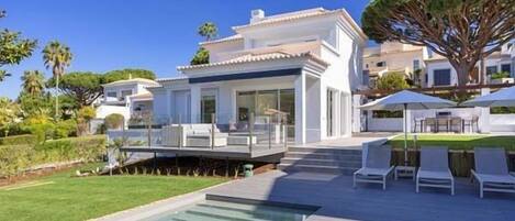 Refurbished and modern 3 bedroom villa in Vale do Lobo. Short walk to beach and Praca. j129 - 1