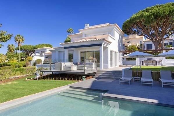 Refurbished and modern 3 bedroom villa in Vale do Lobo. Short walk to beach and Praca. j129 - 1