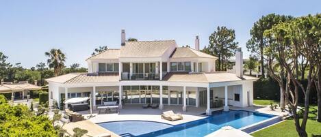 FIVE STAR DELUXE 5 BEDROOM VILLA. BUILT TO THE HIGHEST SPECIFICATIONS IN QUINTA DO LAGO ES82 - 1