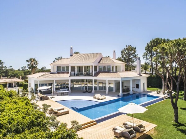 FIVE STAR DELUXE 5 BEDROOM VILLA. BUILT TO THE HIGHEST SPECIFICATIONS IN QUINTA DO LAGO ES82 - 1