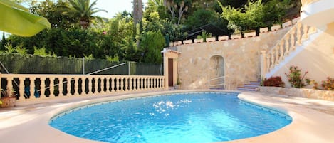 mit privatem Pool und Terrasse