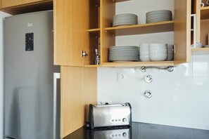 Holiday apartement with two bedrooms, one bedroom with double bed and another bedroom with 2 single beds. This flat has a bathroom with bathtub, a fully equipped kitchen, wifi, cable channel and parking space for 1 car.  This flat is located 700 meters from the beach of Salir do Porto.