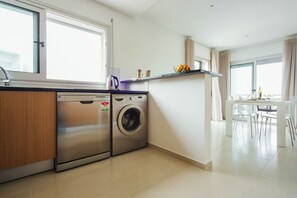 Ferienwohnung mit zwei Schlafzimmern, ein Schlafzimmer mit Doppelbett und ein weiteres Schlafzimmer mit 2 Einzelbetten. Diese Wohnung verfügt über ein Badezimmer mit Badewanne, eine voll ausgestattete Küche, Wifi, Kabelkanal und Parkplatz für 1 Auto.  Diese Wohnung befindet sich 700 Meter vom Strand von Salir do Porto entfernt.