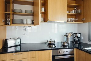 Holiday apartement with two bedrooms, one bedroom with double bed and another bedroom with 2 single beds. This flat has a bathroom with bathtub, a fully equipped kitchen, wifi, cable channel and parking space for 1 car.  This flat is located 700 meters from the beach of Salir do Porto.