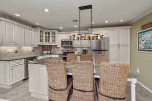 Dining & Kitchen
