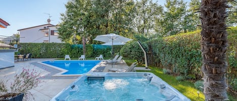 Villa near Porec with pool and hot tub