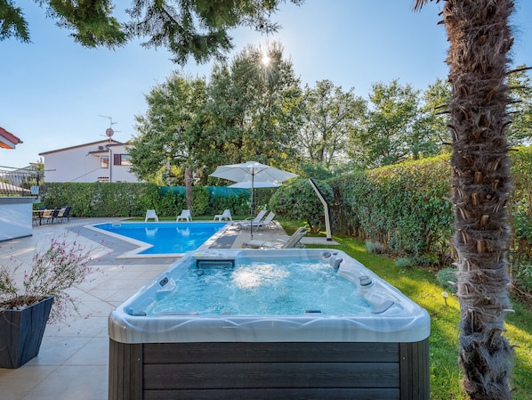 Villa near Porec with pool and hot tub