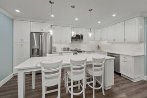Dining & Kitchen