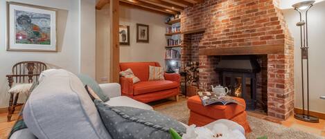 The Granary: Cosy sitting room with wood burning stove