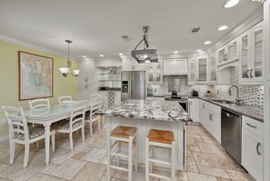 Dining & Kitchen