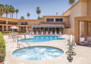 75802829-H1-WbW_palm_Springs_pool_1-min