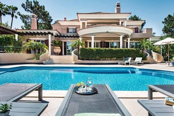 FIVE STAR 6 BEDROOM VILLA IN PARQUE ATLANTICO, QUINTA DO LAGO. HEATABLE POOL. WIFI DM01 - 1