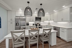 Dining & Kitchen