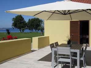 terrace with dining table in the holiday home on Lake Bolsena