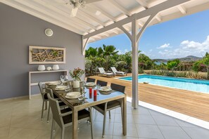 La terrasse de 41 m², vue mer, idéale pour partager des moments en famille ou entre amis