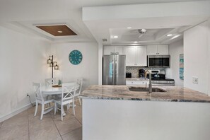 Dining & Kitchen
