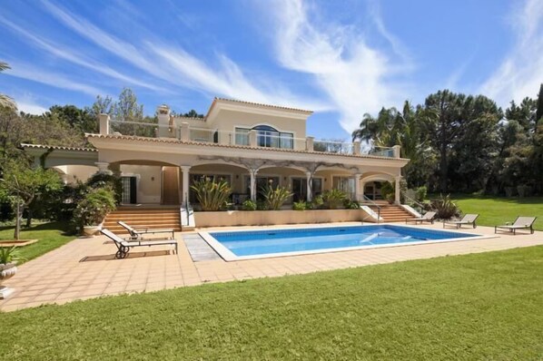 Beautiful 4 bedroom villa overlooking Quinta do Lago Beach W144 - 1