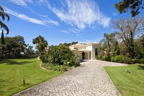 Beautiful 4 bedroom villa overlooking Quinta do Lago Beach W144 - 2