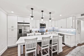 Dining & Kitchen