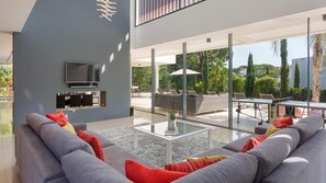 Spectacular modern villa in the heart of Vale do Lobo with private heatable pool J112 - 3