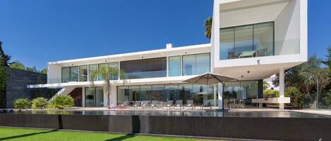 Spectacular modern villa in the heart of Vale do Lobo with private heatable pool J112 - 1