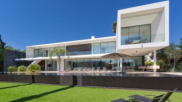 Spectacular modern villa in the heart of Vale do Lobo with private heatable pool J112 - 1