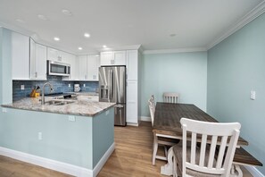 Dining & Kitchen