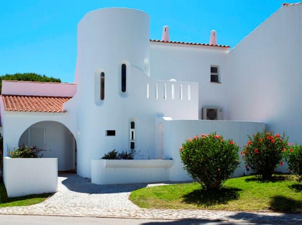 Villa with private swimming pool close to Tennis Academy in Vale do Lobo SD97 - 1