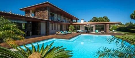 Modern 5 Bedroom Villa in the heart of Quinta do Lago. With gym, games room, pool and more DM07 - 1