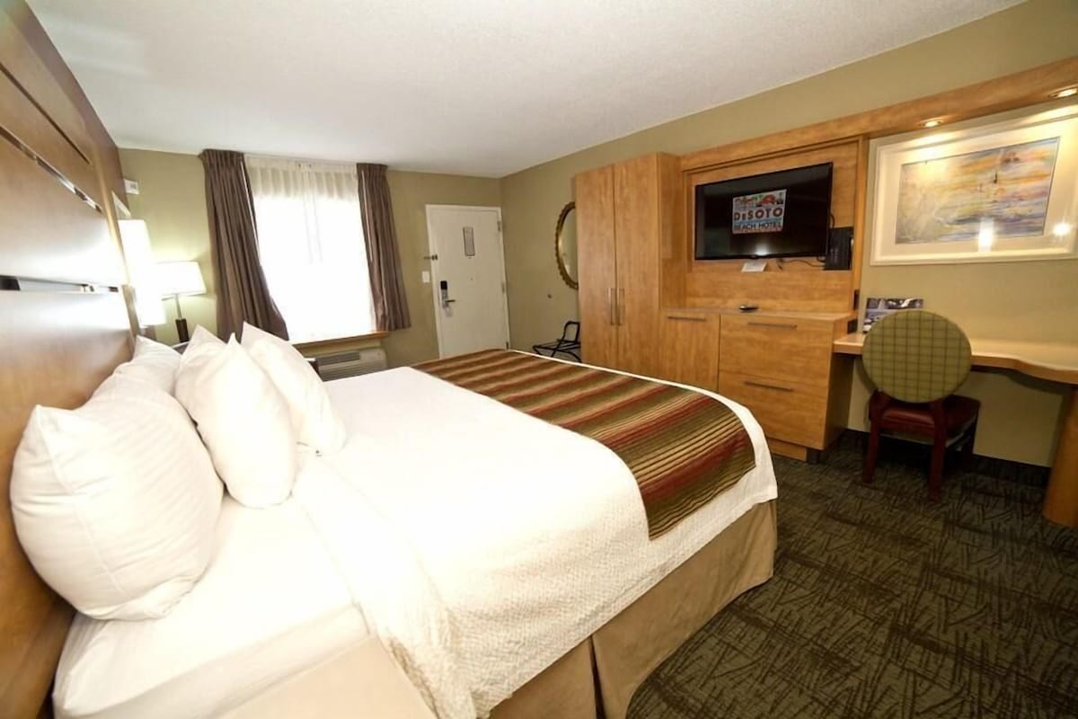 ADA Compliant Room w/ King Bed & Free WiFi