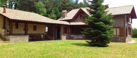 Zona de relax, porches sofá y barbacoa