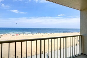 1BR Oceanfront - Balcony - Beach Quarters-min