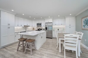 Dining & Kitchen