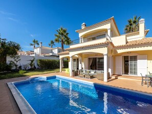 Delightful four bedroom villa in Varandas do Lago with pool, WiFi, Air-Con PV06 - 4