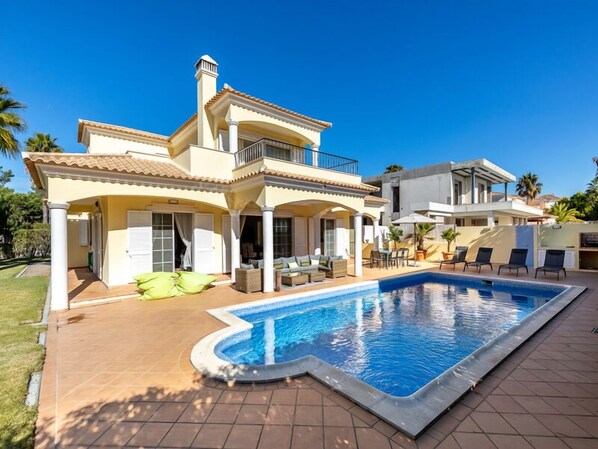 Delightful four bedroom villa in Varandas do Lago with pool, WiFi, Air-Con PV06 - 1