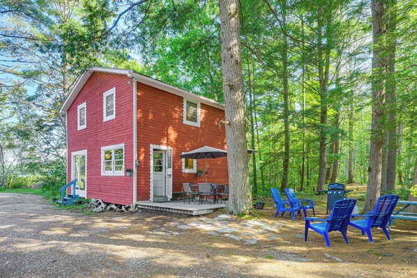 Raymond Vacation Rental | 3BR | 1BA | 1,040 Sq Ft | Stairs Required