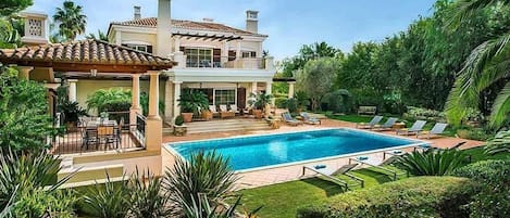 EXCEPTIONAL 5 BEDROOM VILLA. PRIVATE POOL, SKY SPORTS, GAMES ROOM AND WIFI DM04 - 1