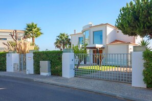 Contemporary 5 bedroom villa only minutes from the beach Vale do Lobo J117 - 2