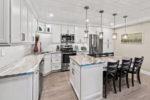 Dining & Kitchen