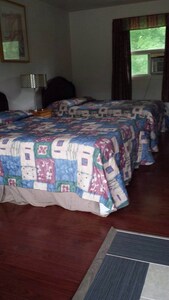 COLONIAL INN MOTEL, BUDGET DOUBLE ROOM ( BDR-1)